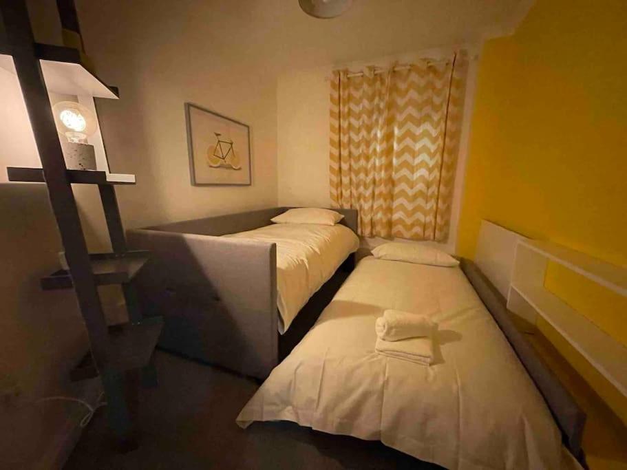 East Walls Apartment Чичестър Екстериор снимка