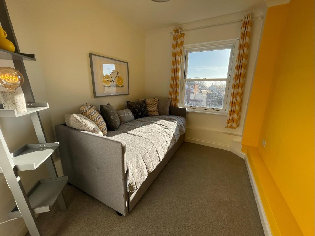 East Walls Apartment Чичестър Екстериор снимка