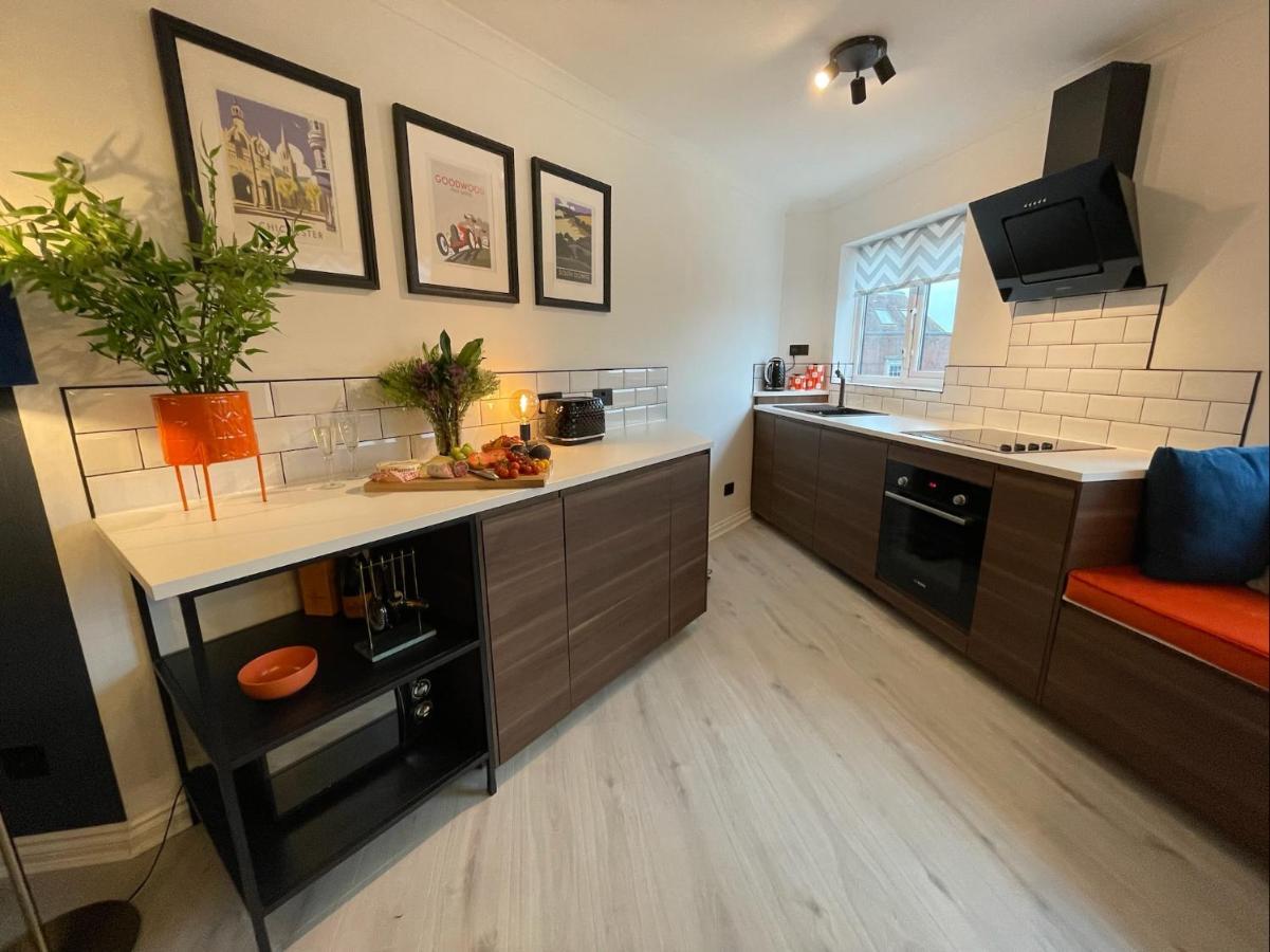 East Walls Apartment Чичестър Екстериор снимка