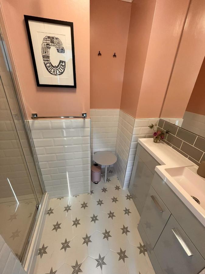 East Walls Apartment Чичестър Екстериор снимка